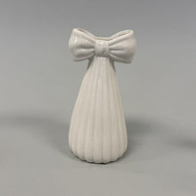 Load image into Gallery viewer, Ivory Porcelain Bow Vase