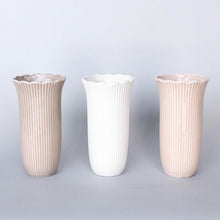 Load image into Gallery viewer, Ivory Porcelain Tulip Vase