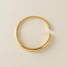 Load image into Gallery viewer, Crest Click Bangle