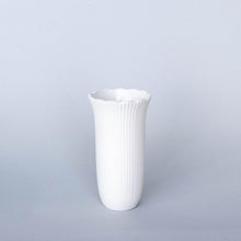 Load image into Gallery viewer, Ivory Porcelain Tulip Vase