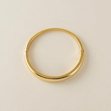 Load image into Gallery viewer, Crest Click Bangle