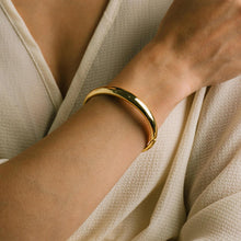Load image into Gallery viewer, Crest Click Bangle