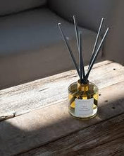 Load image into Gallery viewer, Oud Balsam Tonka Bean Candle