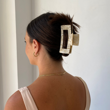 Load image into Gallery viewer, Pearl Crush Clip