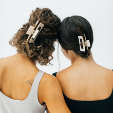 Load image into Gallery viewer, Pearl Crush Clip